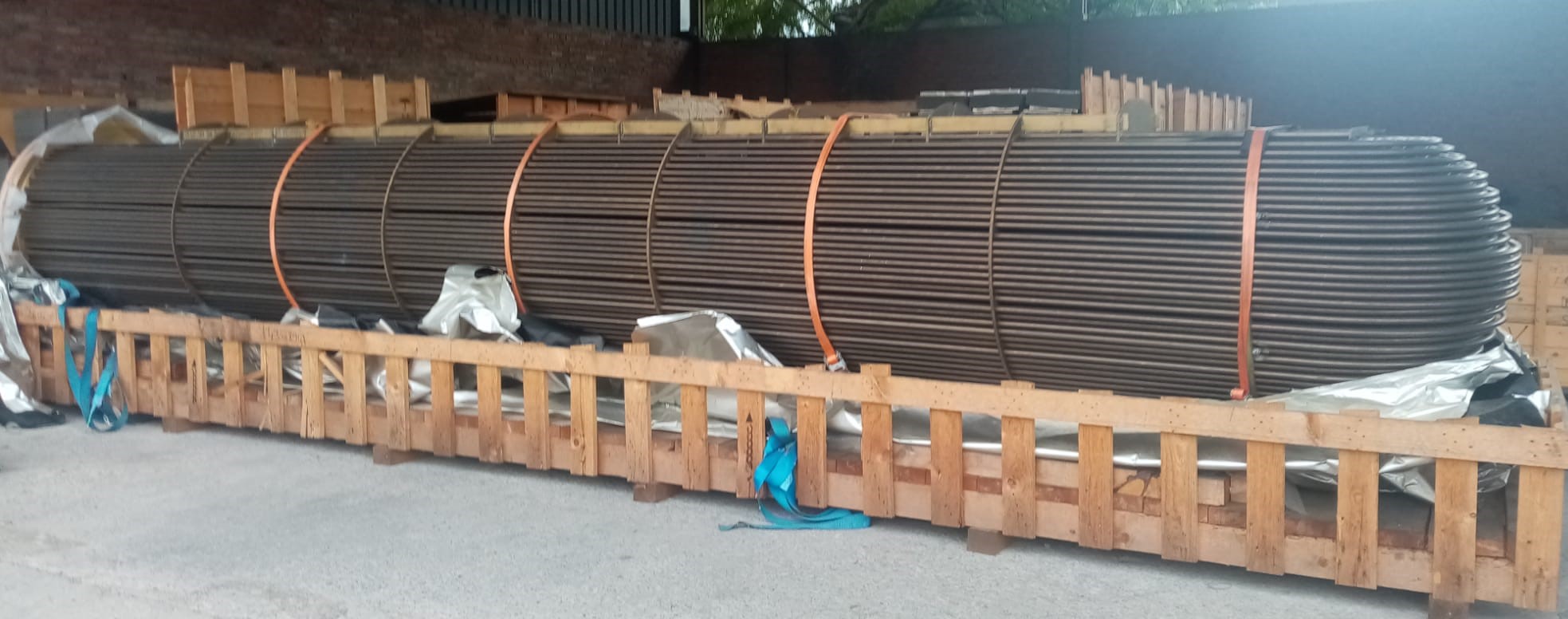 Heat exchanger tube bundle outside its shell